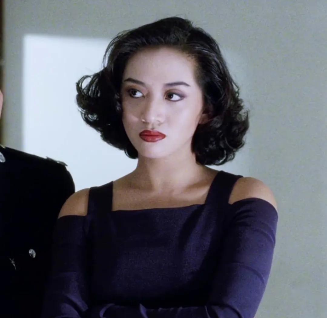 梅艳芳:家庭炼狱到舞台巅峰 梅艳芳的人生经历充满了坎坷和波折,她在