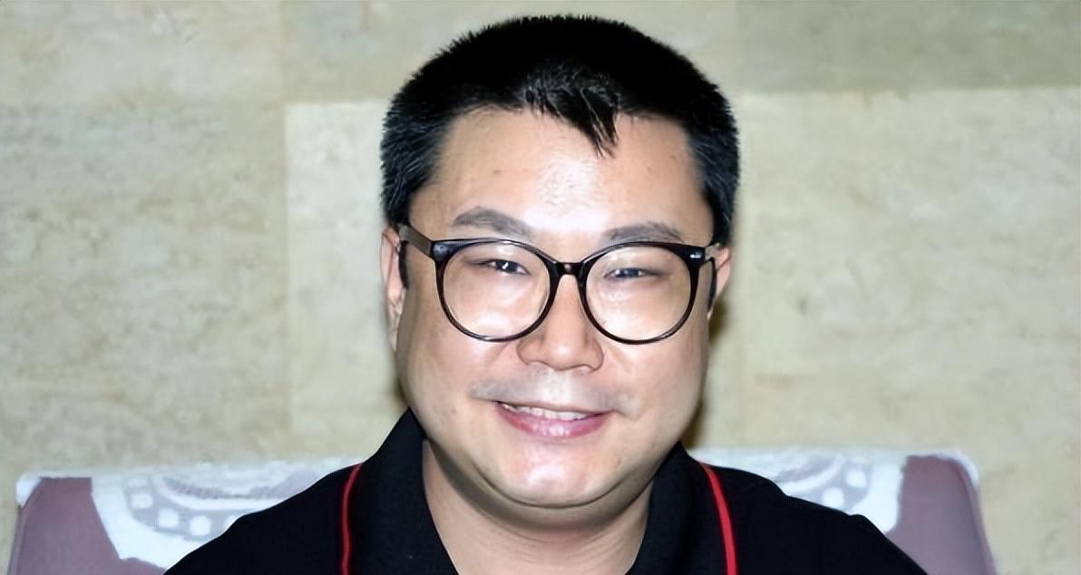 54岁"二进宫"的尹相杰 尹相杰,曾是风头无两的流行歌手,他的独特嗓音