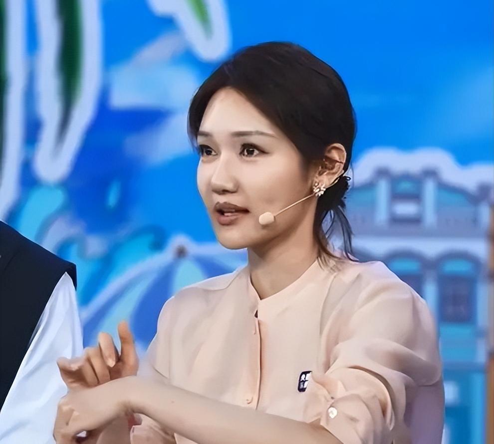 龙洋,一个才华横溢的女主持人,毕业后进入南京广播电视台,通过主持多