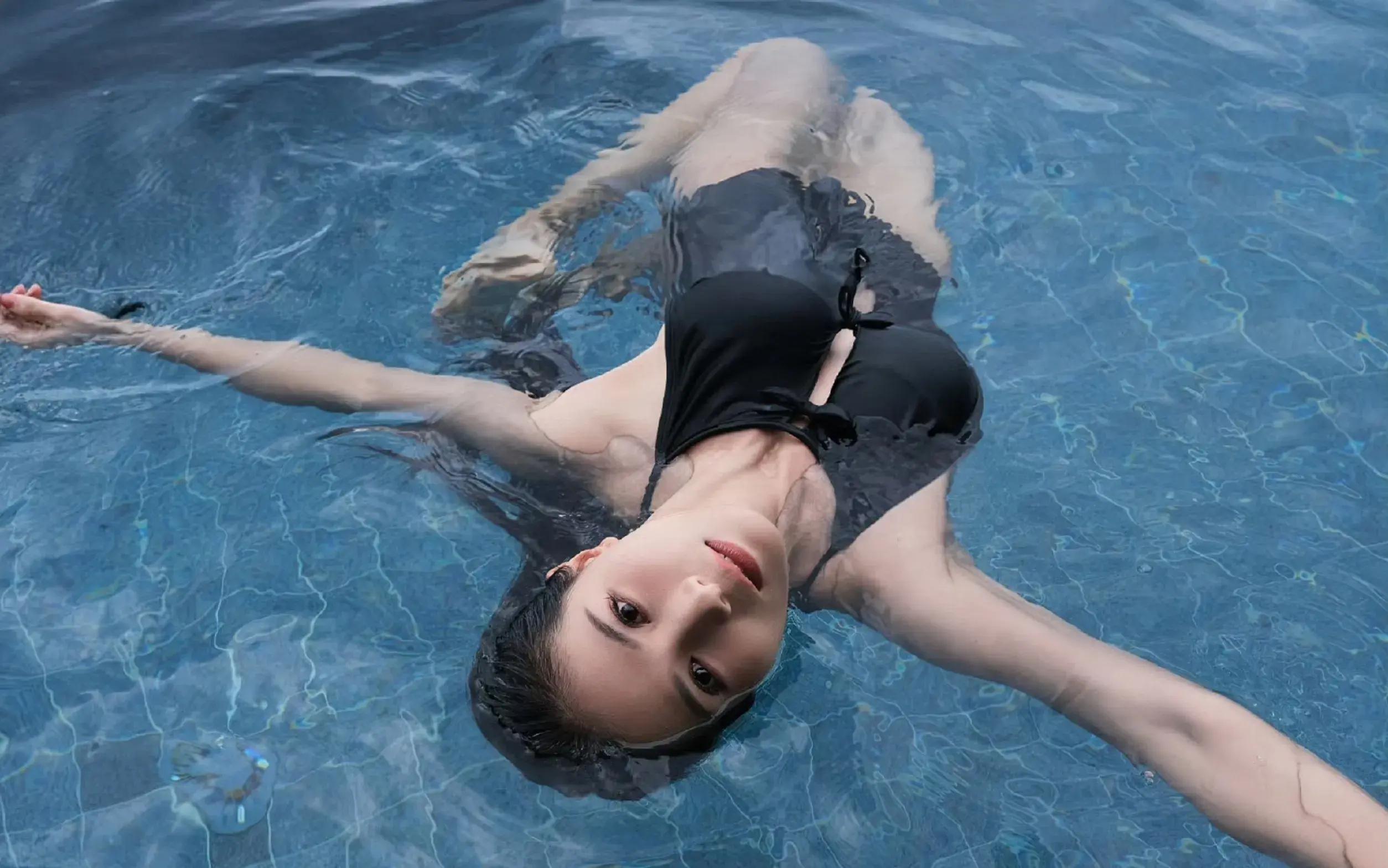 何姿泳装写真背后的市场策略:从运动员到娱乐圈的转型之路 早前,前