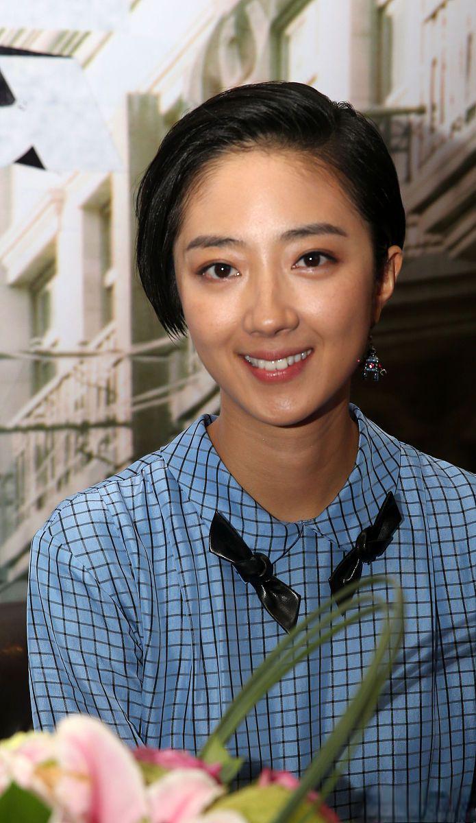 张龄心:事业与家庭的完美平衡 张龄心,一位备受瞩目的女演员,不仅在