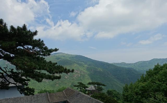 妙峰山,位于北京市门头沟区,是一处自然美景和人文历史的瑰宝