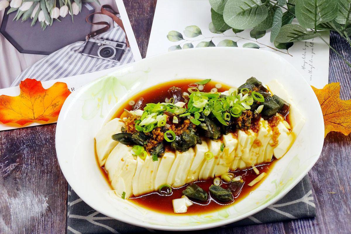 夏日凉拌佳品:皮蛋拌豆腐 这道家常凉拌菜将皮蛋的鲜香与嫩滑豆腐完美