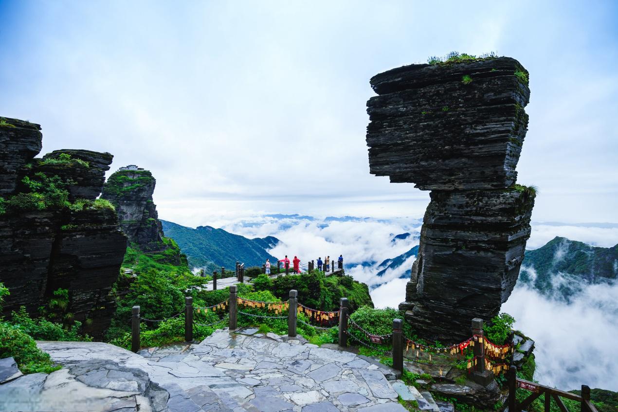 九华山:自然与人文的完美融合 九华山位于安徽省池州市青阳县,是皖南