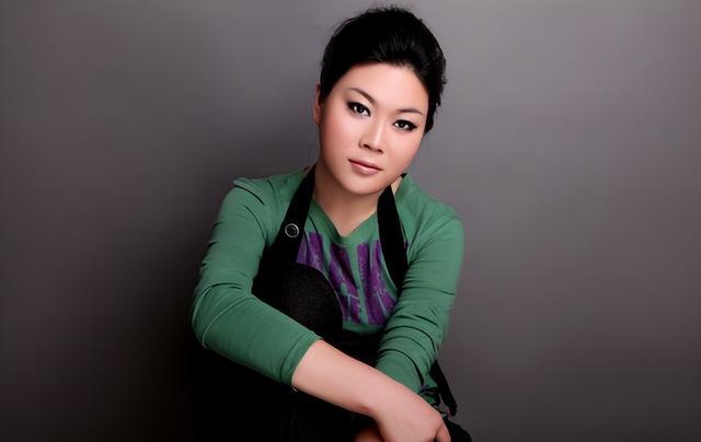 任月丽:从爆红到销声匿迹 2008年,任月丽在北京西单地铁站旁的天桥上