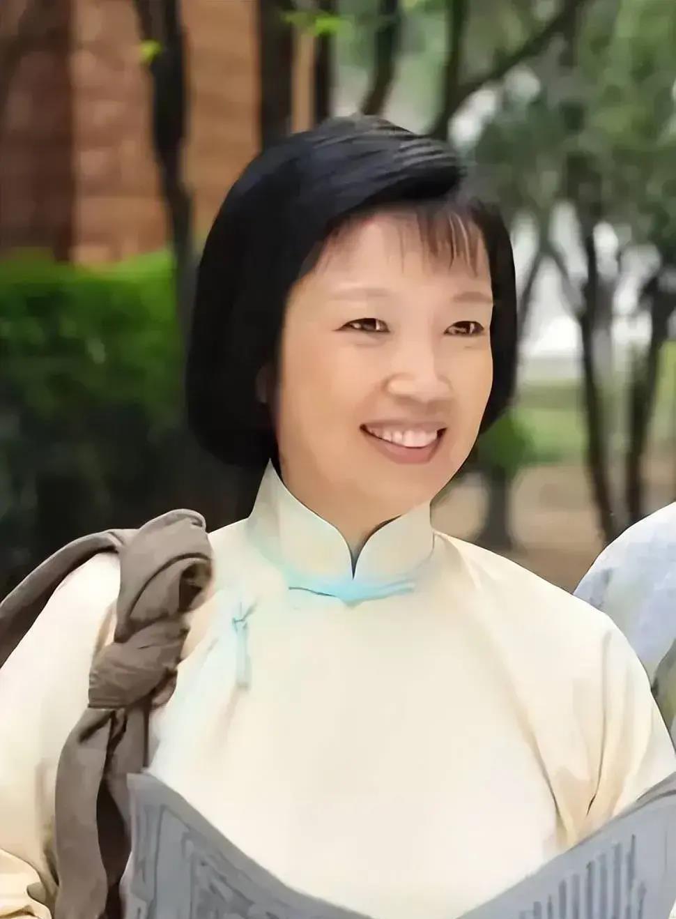 黄薇:演艺之路与圈外美满家庭 黄薇在演艺生涯中曾因哭戏而苦恼,而她