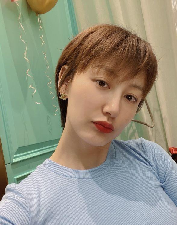 李好老婆近照引争议 李好的老婆郭晓敏最近在社交媒体上晒出了一张