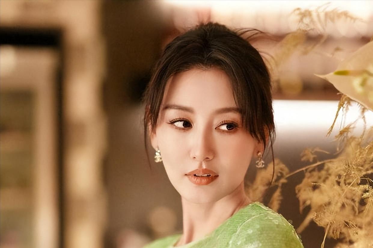 李好老婆近照引争议 李好的老婆郭晓敏最近在社交媒体上晒出了一张