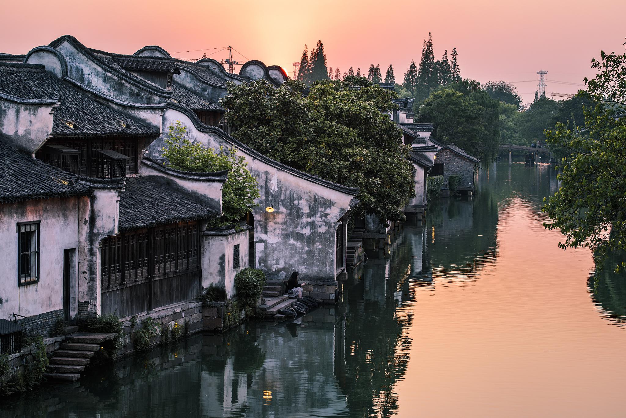 乌镇:一个让人陶醉的水乡 乌镇位于浙江省嘉兴桐乡市,是江南六大古镇