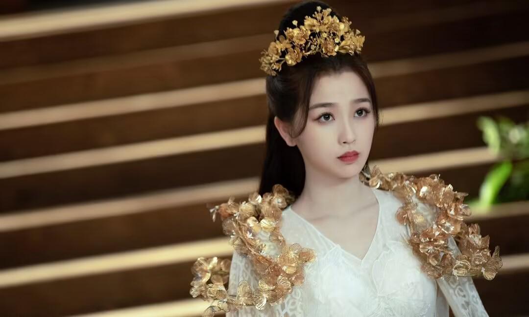 虞书欣在古装剧领域全面开花,出演了《云之羽》,《祈今朝》,《永夜