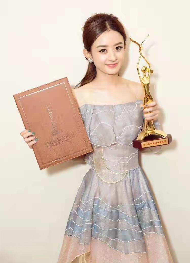 赵丽颖:坚韧与奋斗 赵丽颖,华谊兄弟旗下的顶级女演员,她的职业生涯和