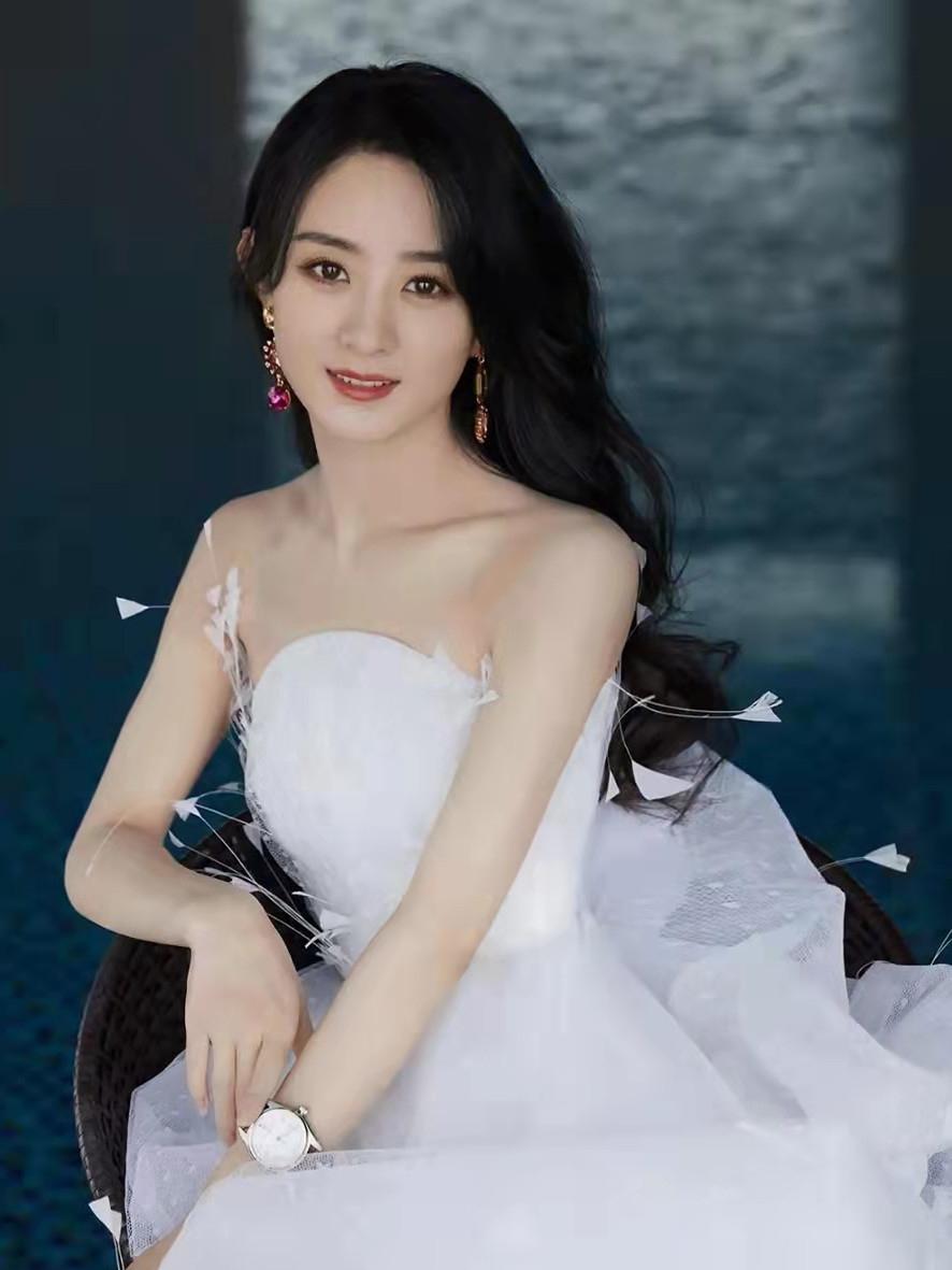 赵丽颖:坚韧与奋斗 赵丽颖,华谊兄弟旗下的顶级女演员,她的职业生涯和
