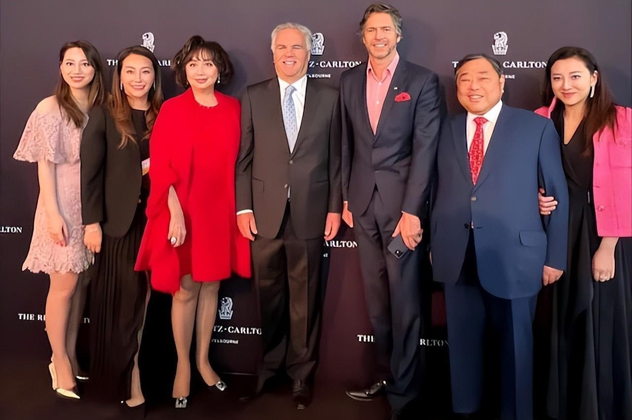 邱咏贤是远东邱家的二女儿,嫁入恒安徐家,两个豪门的婚礼在泉州投下重