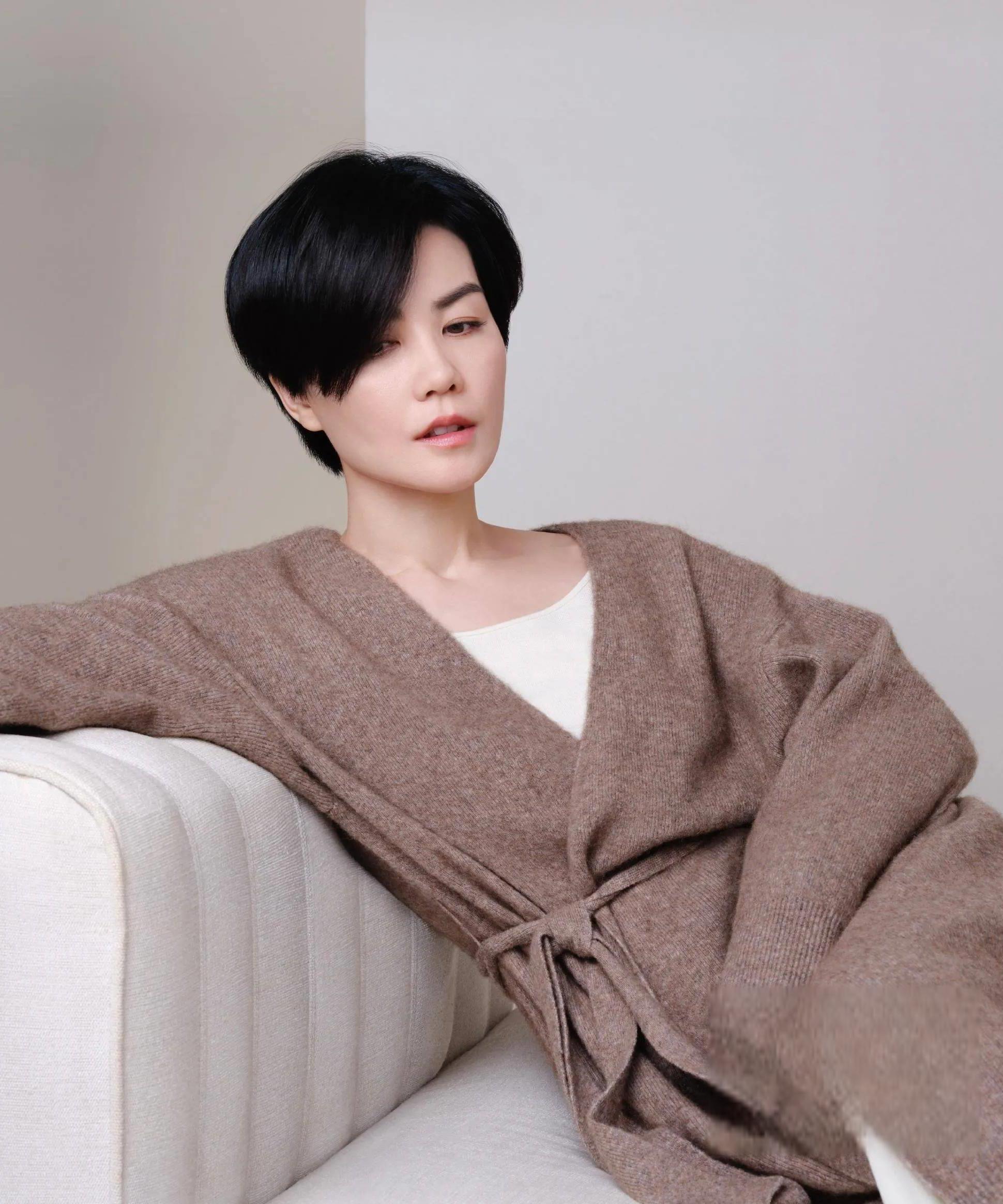 王菲:音乐女神与情感挑战 王菲,音乐界的璀璨明星,以其独特的音乐风格