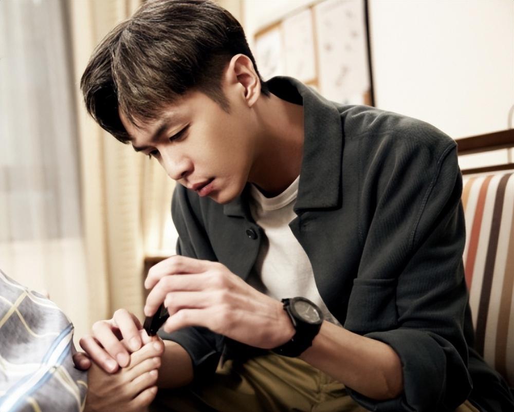 张若昀与胡歌:实力派男演员的崛起与魅力再升级 张若昀与胡歌,两位