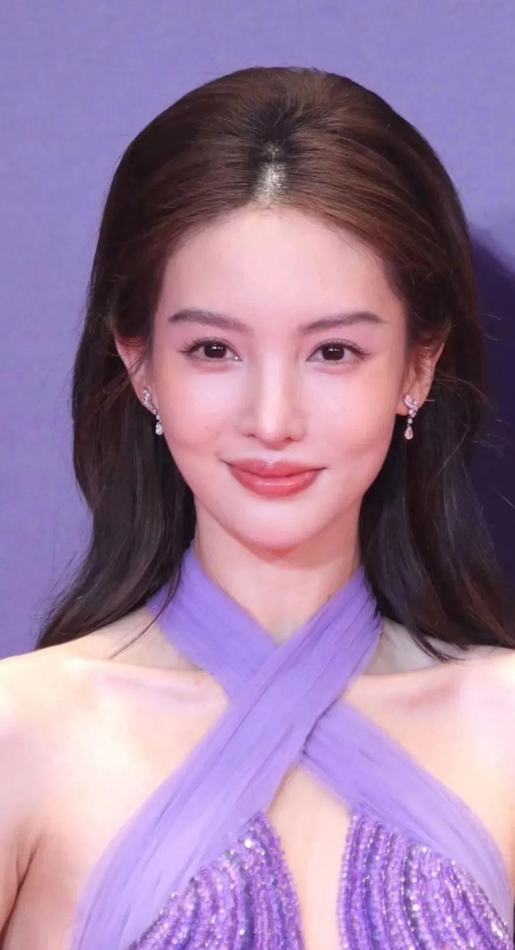 娱乐圈"冻龄女神"生图曝光:真实面容引发公众思考 早前,刘诗诗,贾静雯