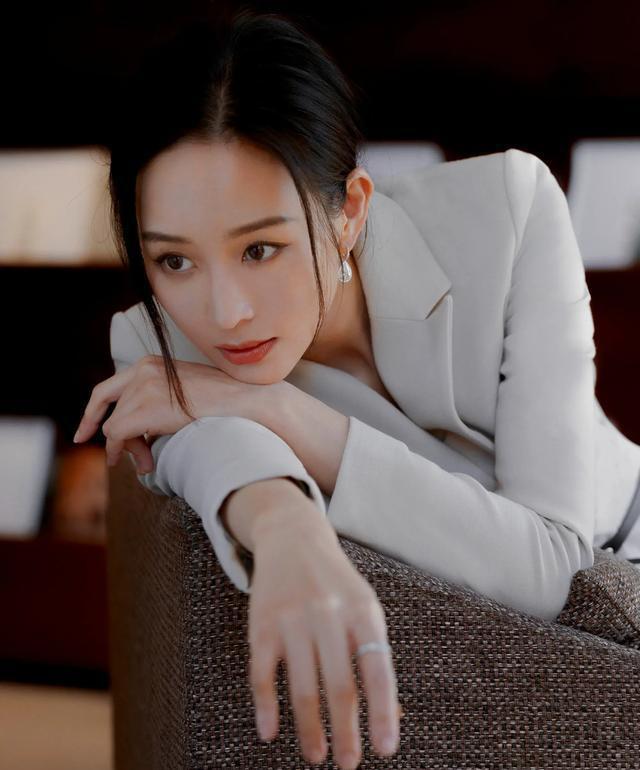 张钧甯:娱乐学霸的情感起伏与现代婚姻观 张钧甯,内娱学霸,与赵又廷