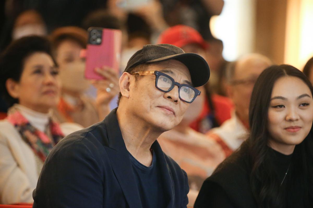 李连杰与向佐一家聚会:亲情,时尚与人生哲学的交织 之前,向佐在社交