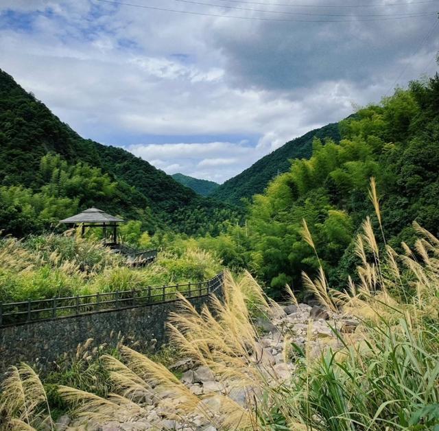 梅树底景区是一处深藏不露的4a级景点,位于浙江省衢州市常山县梅树底