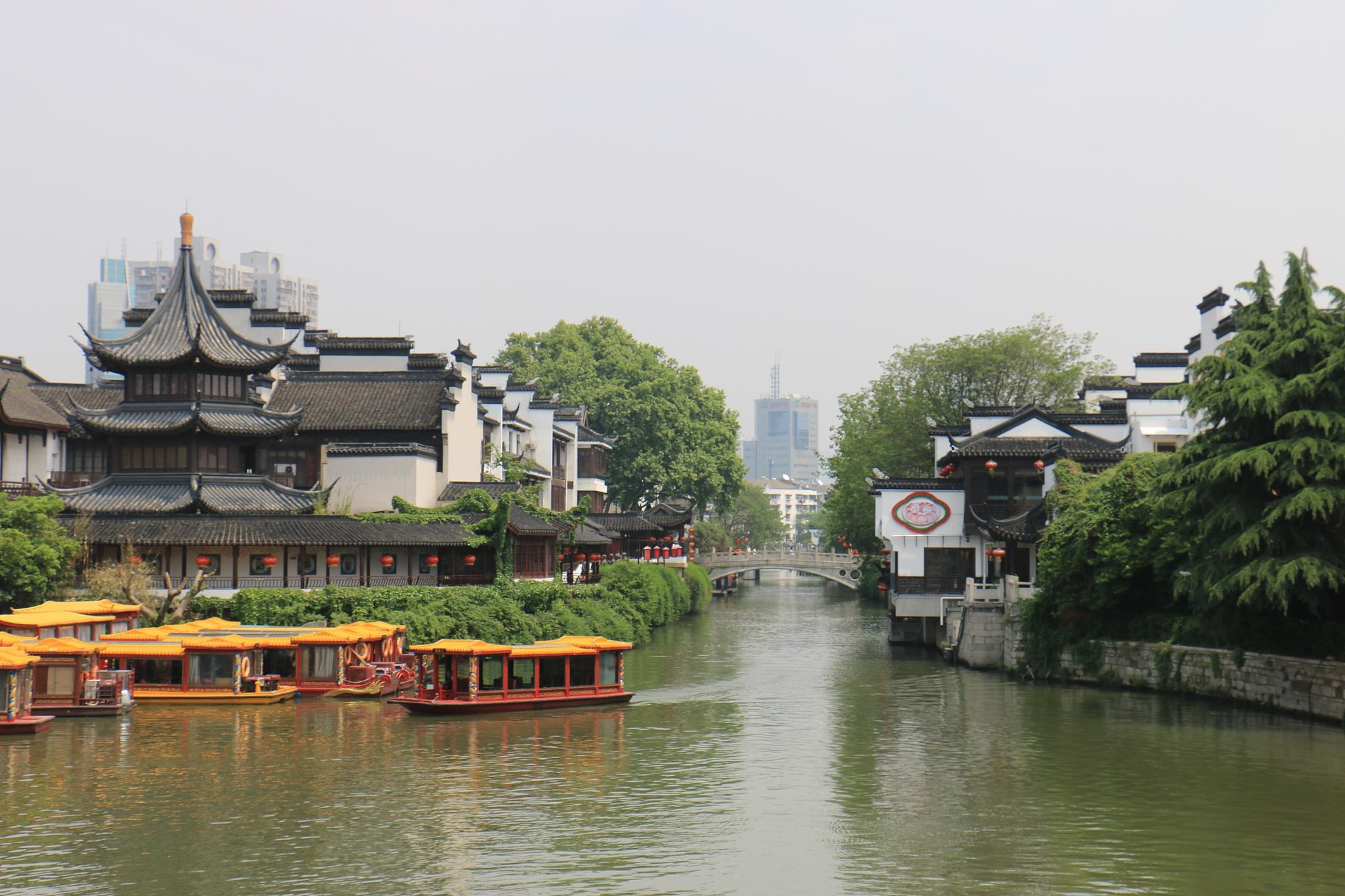秦淮河夫子庙:古今交融的文化殿堂 秦淮河畔,夫子庙区域,恰似一座时光