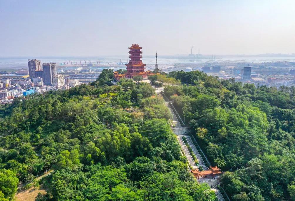 广西防城港西湾景区:城与海相映成趣 清晨,我们踏足广西防城港西湾