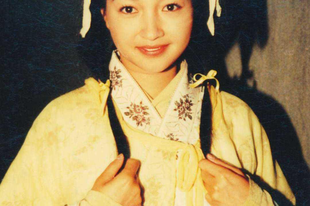 从"最甜港姐"到儿科护士:李绮红的人生起伏与坚韧微笑 李绮红,曾因