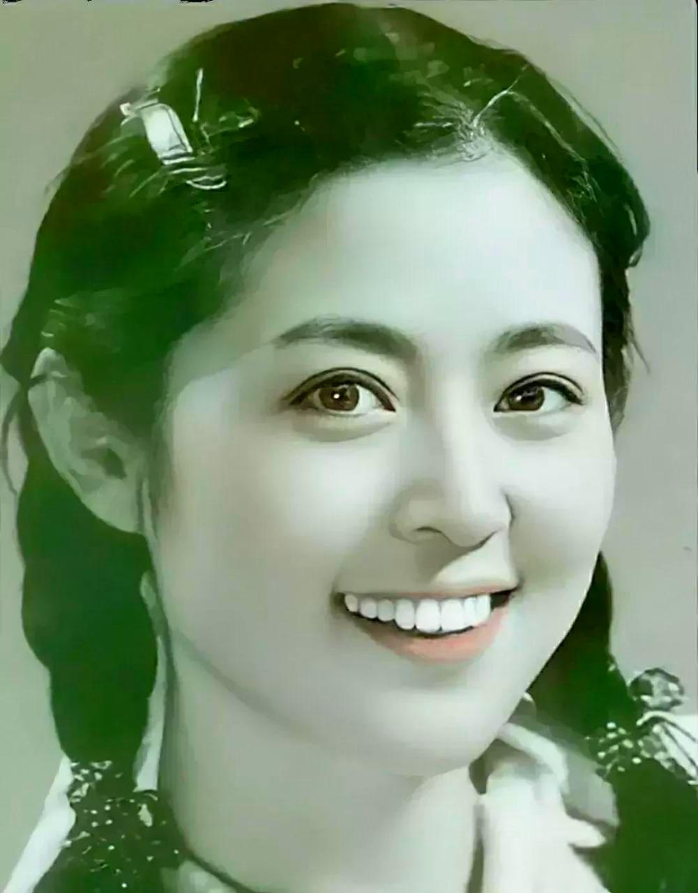 的传奇主持人 倪萍无疑是娱乐界的传奇人物,她年轻时的美貌令人惊叹