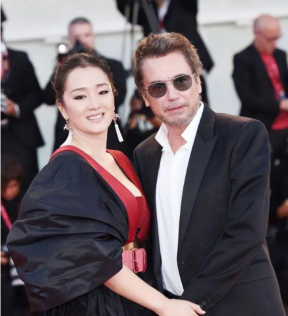 巩俐与米歇尔:超越年龄的爱,幸福终会如期而至 巩俐,这位在大荧幕上