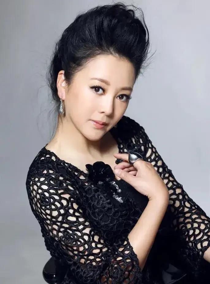 梁丽:演艺生涯的坎坷与坚韧 梁丽,一位在演艺圈历经坎坷的女演员,她的