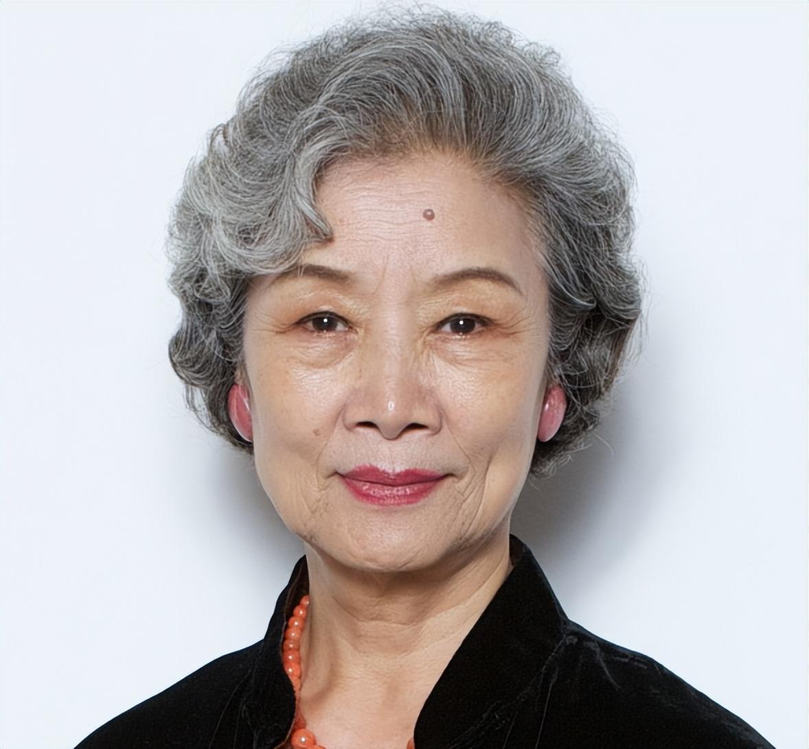 吕中:演艺生涯的璀璨与家庭生活的温馨 吕中,这位83岁的女演员,以其