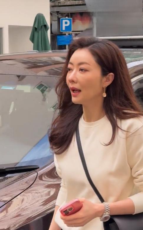 熊黛林嫁入豪门,幸福生活引人羡慕 熊黛林,这位多才多艺的女演员,凭借