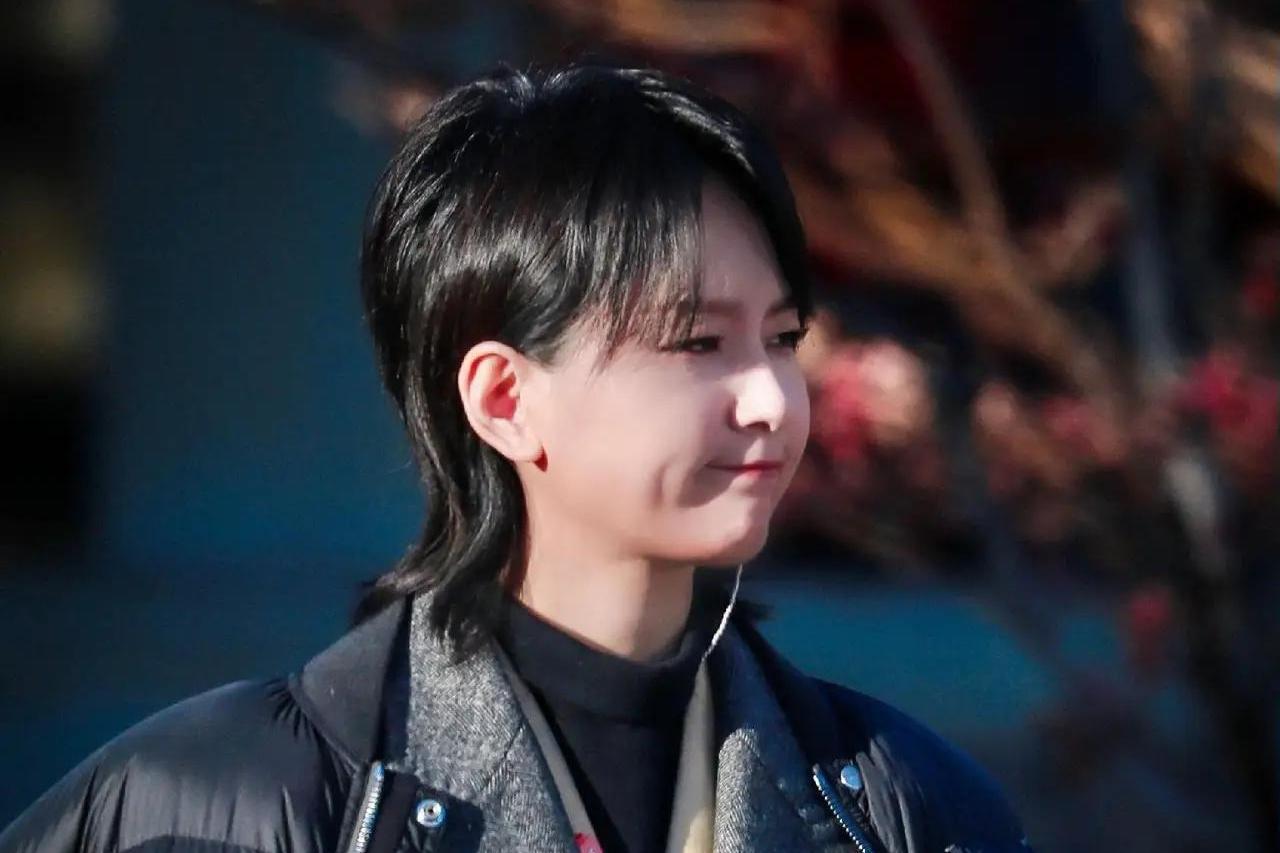 周笔畅:音乐之路上的风格演变与坚守 周笔畅,这个名字无疑是华语乐坛