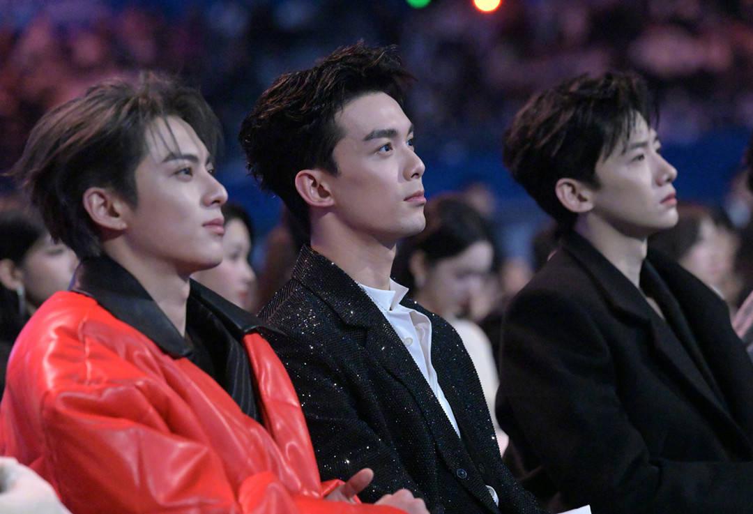 微博之夜明星趣事多:杨幂听大瓜,王嘉尔卖萌,雷佳音被打手 微博之夜台