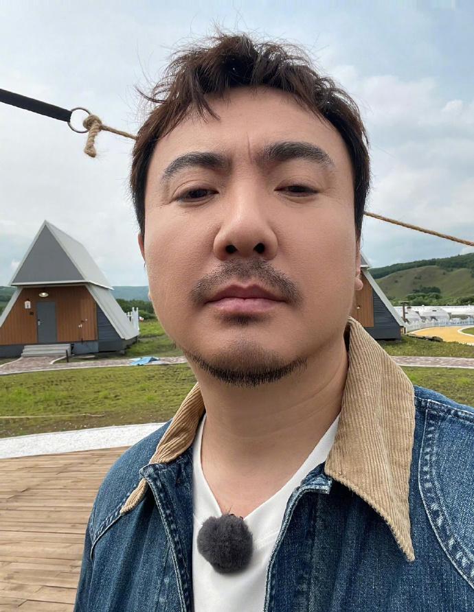 沈腾的豪爽道歉:一瓶白酒,一份真诚 我听说啊,这次腾哥为了给岳岳道歉