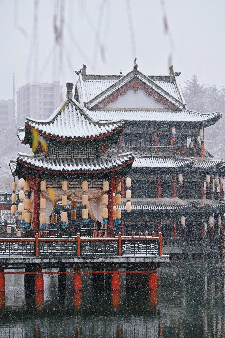 横店大雪在拍剧纷纷晒雪景图 横店迎来大雪,多部剧组齐聚,不少剧组也
