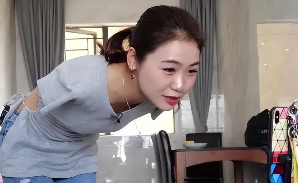 杨佩:无臂女孩的逆袭之路,身价千万的励志传奇 杨佩,一个失去双臂的