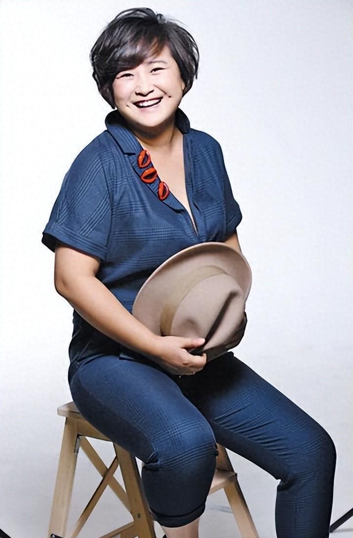 贾玲:不盲从潮流的穿搭哲学 贾玲的穿搭展现了她对美丽的执着,以及对