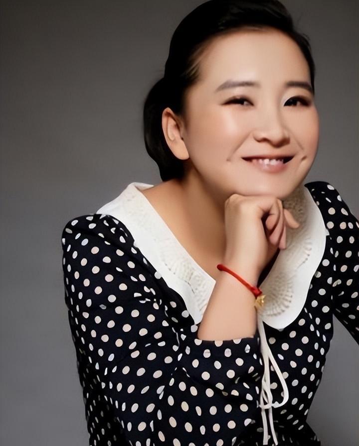 贾玲:不盲从潮流的穿搭哲学 贾玲的穿搭展现了她对美丽的执着,以及对