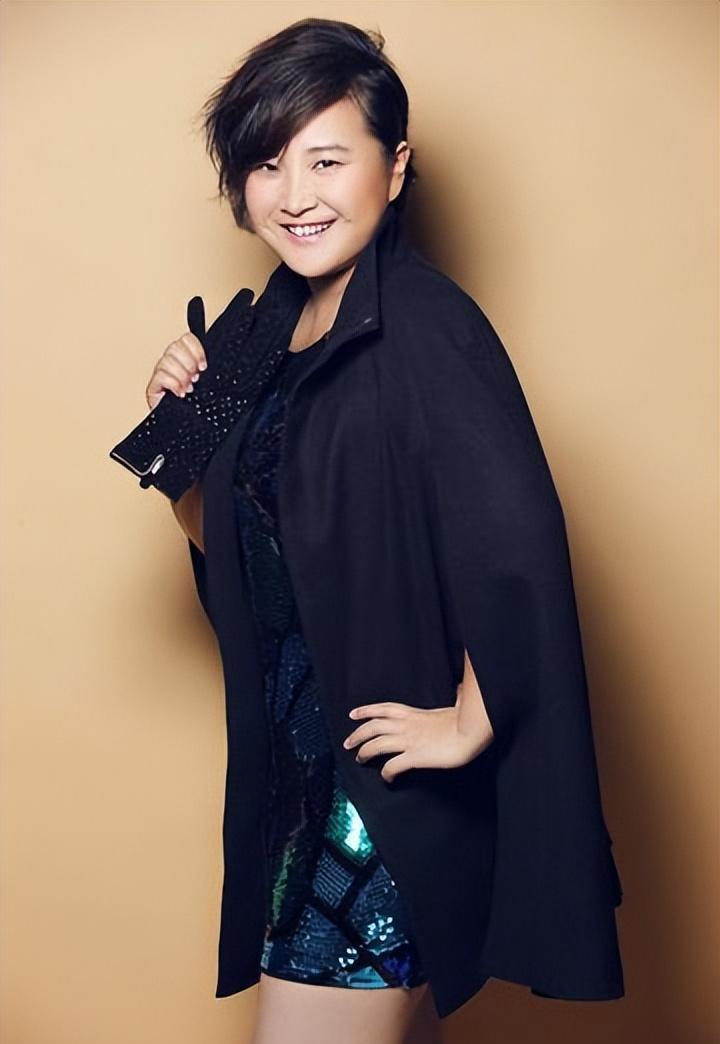 贾玲:不盲从潮流的穿搭哲学 贾玲的穿搭展现了她对美丽的执着,以及对