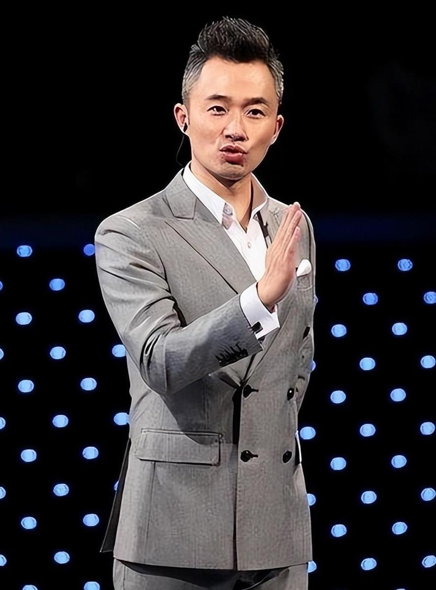 上海一哥"程雷的婚姻故事 程雷是一位备受欢迎的主持人,他的妻子王