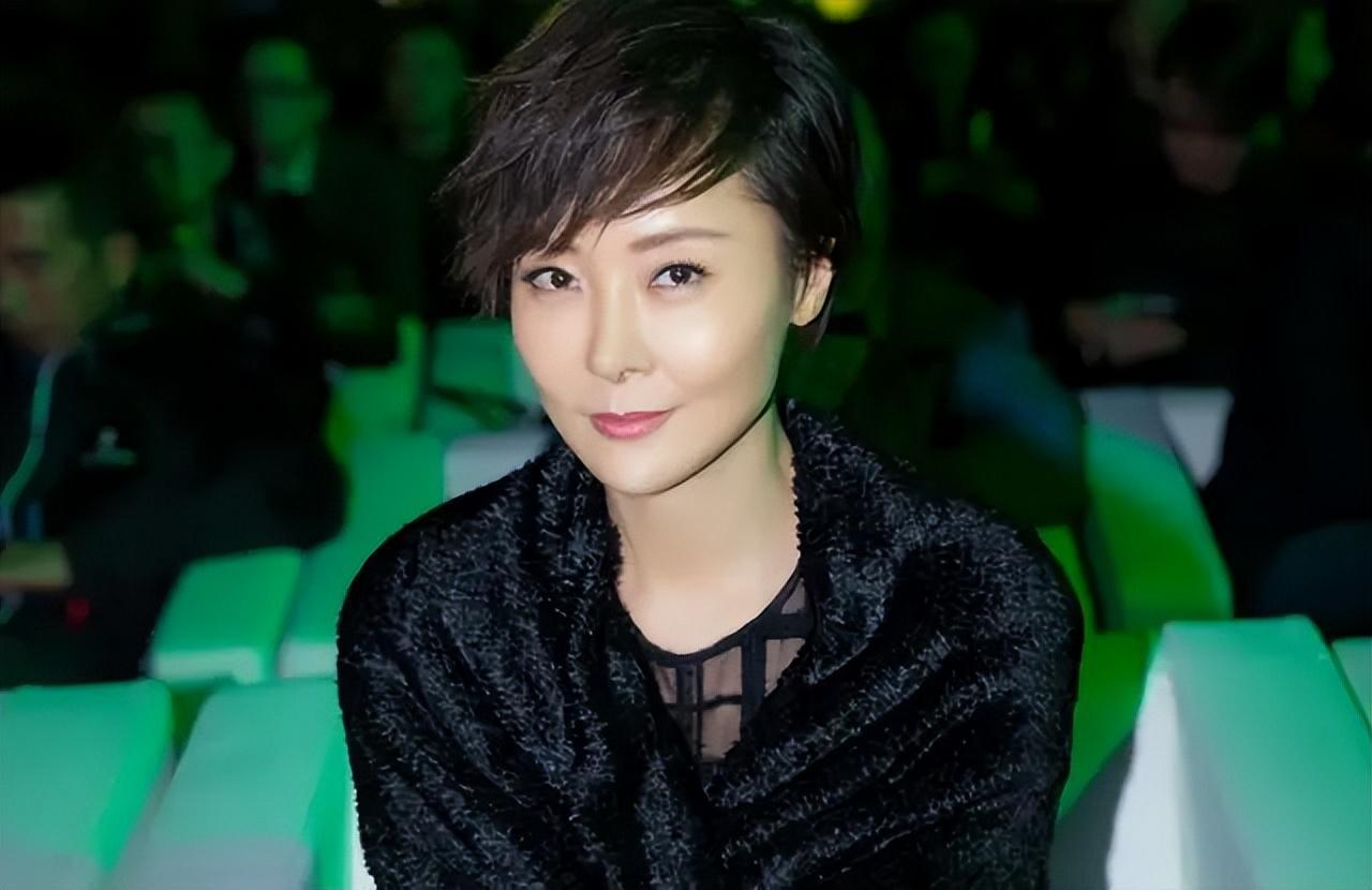 柯蓝:星光璀璨的演艺之路 柯蓝,初升的明星,从14岁离开北京,独自踏上