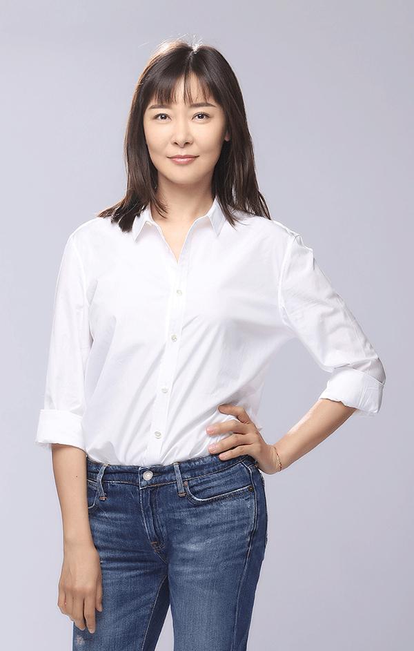 柯蓝:星光璀璨的演艺之路 柯蓝,初升的明星,从14岁离开北京,独自踏上