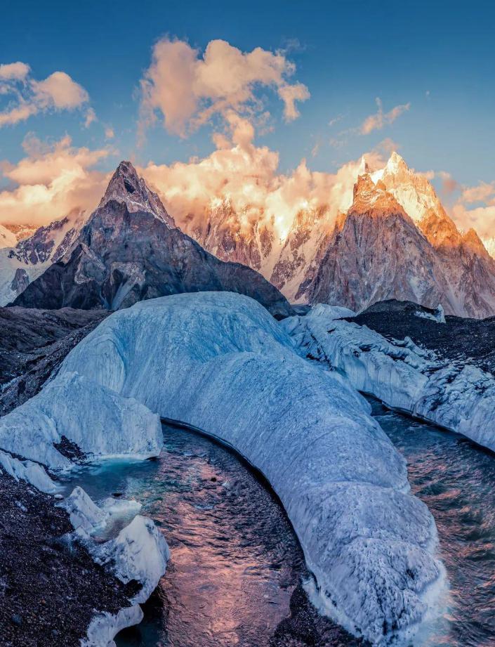 帕米尔高原:世界屋脊上的壮丽景色 帕米尔高原,又称"世界屋脊",是地球