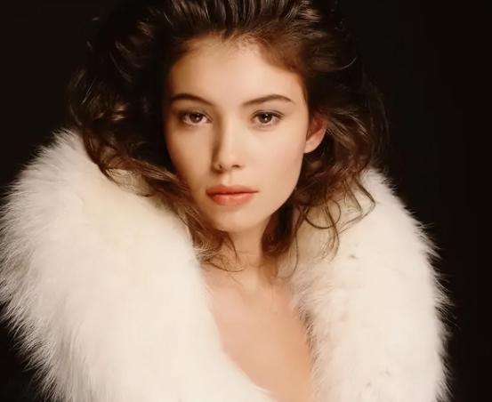 珍·玛奇:纯欲美人与银幕女神的魅力之旅 珍·玛奇,这位拥有清纯与