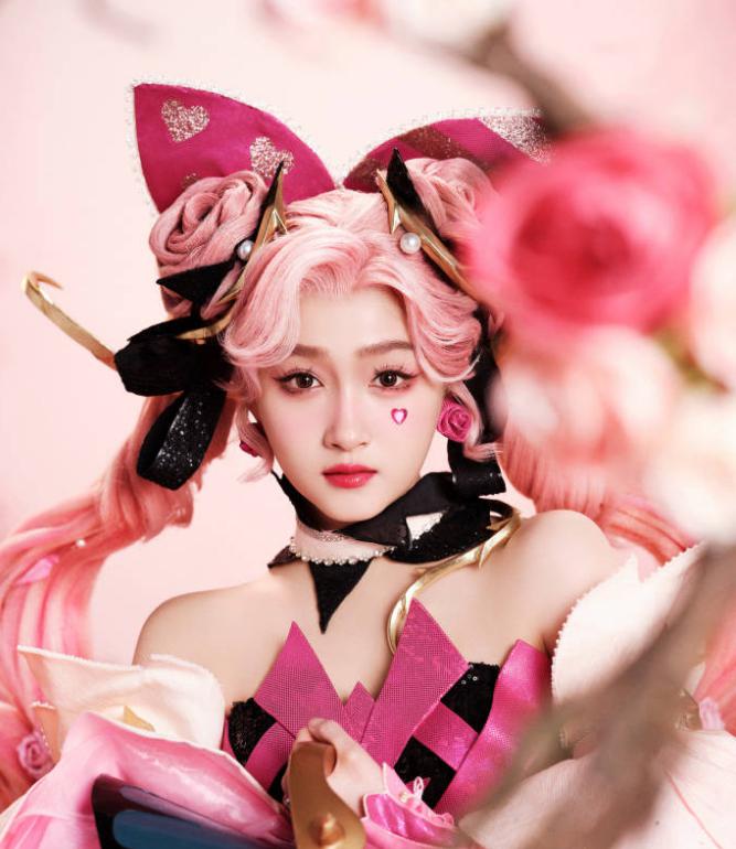 关晓彤cos孙尚香惊艳亮相,展现了她多面性格,凸显了她性感的身材