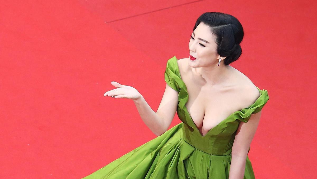 张雨绮的穿搭风格充满新鲜感和冒险精神,既表现出了她独立自主的个性