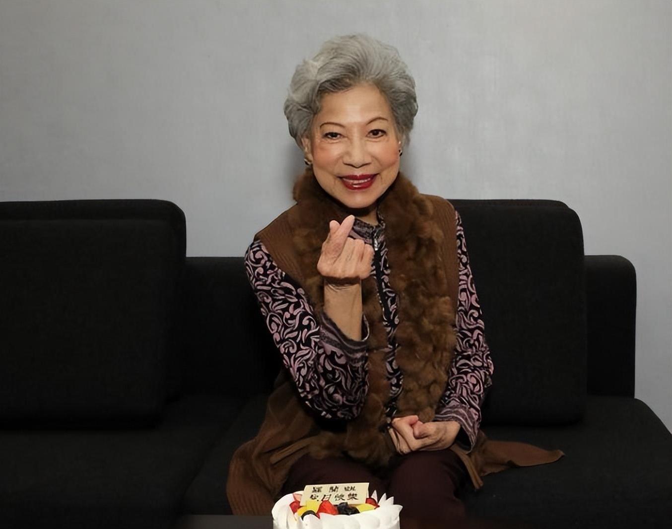 胡枫92岁生日罗兰惊喜出现 在一个既不寒冷也不炎热的美好日子中,香港