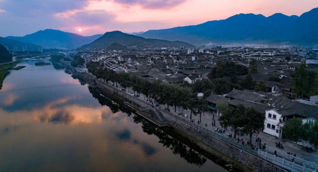 奉化溪口位于浙江省宁波市奉化区,是一处风景秀丽的旅游胜地