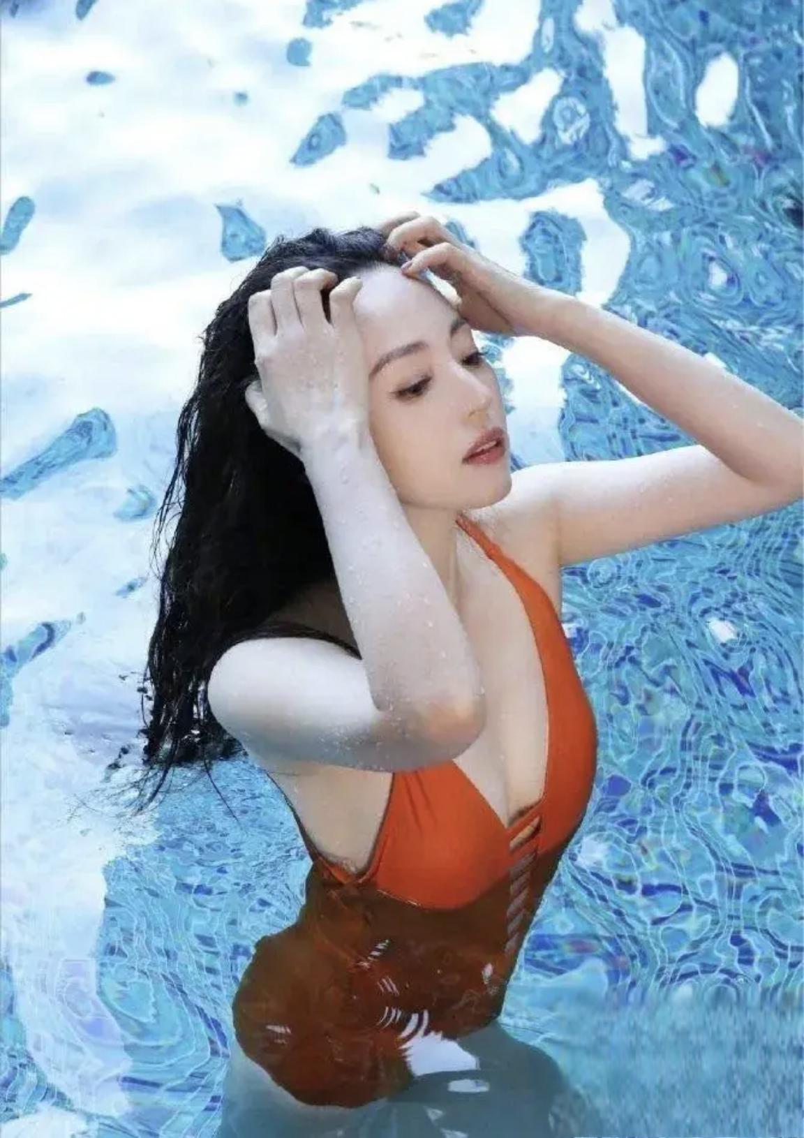 董璇泳装照引发热议:美丽与才华的完美融合 前段时间,董璇的一组泳装