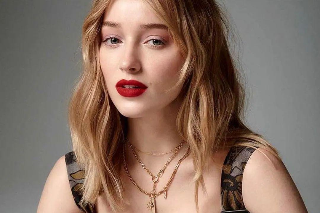 dynevor phoebe dynevor,英国女演员,凭借其精致的容颜和精湛的演技